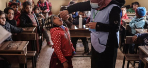 Дитина отримує вакцину проти холери в школі в Сирії: між 2021 і 2023 роками попит на дози вакцини в усьому світі був більшим, ніж за все попереднє десятиліття. Фото: Анас Альхарбутлі/dpa