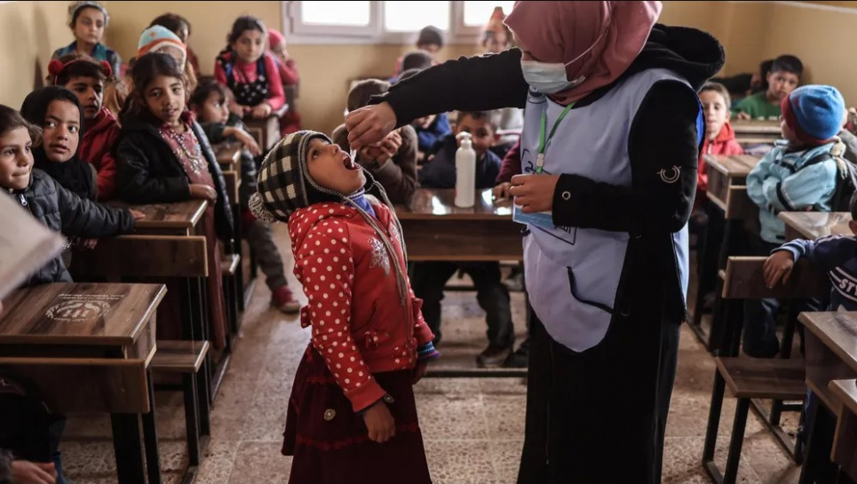 Ребенок получает вакцину против холеры в школе в Сирии: между 2021 и 2023 годами спрос на дозы вакцины во всем мире был больше, чем за все предыдущее десятилетие. Фото: Анас Альхарбутли/dpa