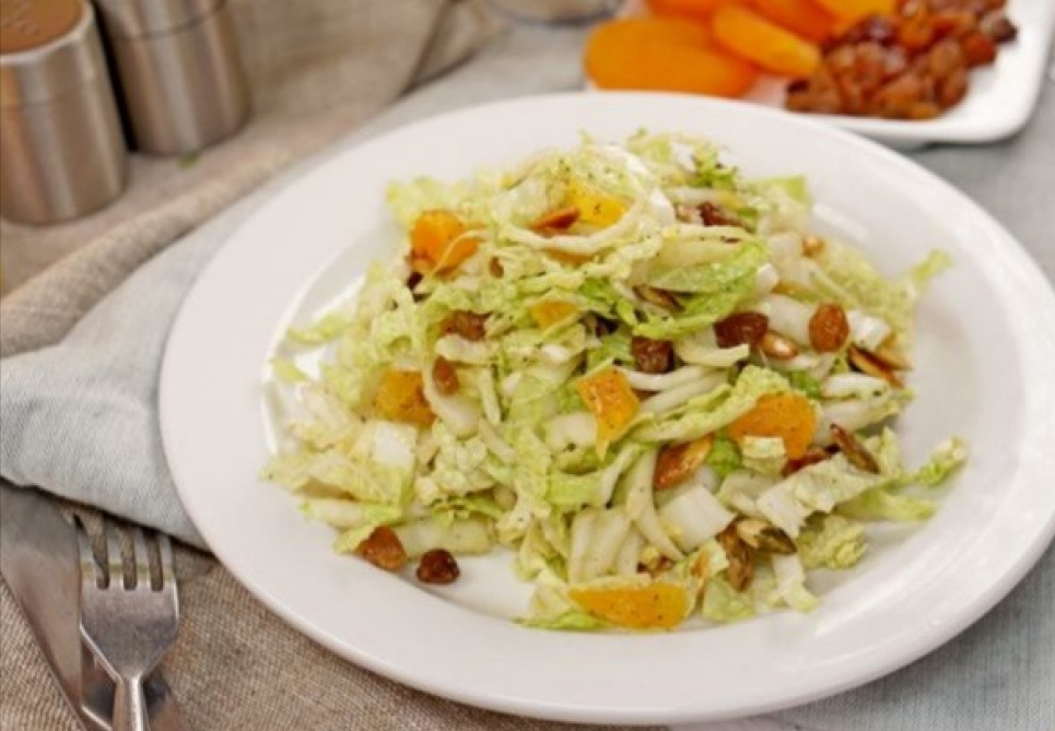 Салат із пекінської капусти з сухофруктами, насінням та апельсиновою заправкою — смачно в піст і не тільки Фото: «Їжа легко»
