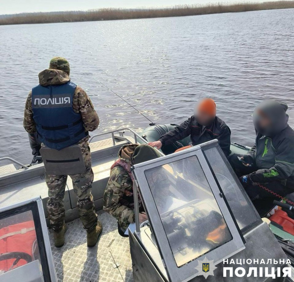 Екологічні інспектори вилучили близько кілометра браконьєрських сіток з Кременчуцького водосховища Екологічні інспектори вилучили близько кілометра браконьєрських сіток