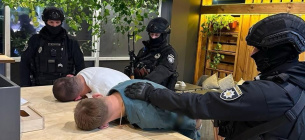 В Киеве раскрыли канал поставки наркотиков: изъят кокаин на $250 тысяч Канал снабжения наркотиков Наркоторговцы Незаконная деятельность