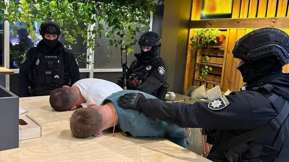 В Киеве раскрыли канал поставки наркотиков: изъят кокаин на $250 тысяч Канал снабжения наркотиков Наркоторговцы Незаконная деятельность