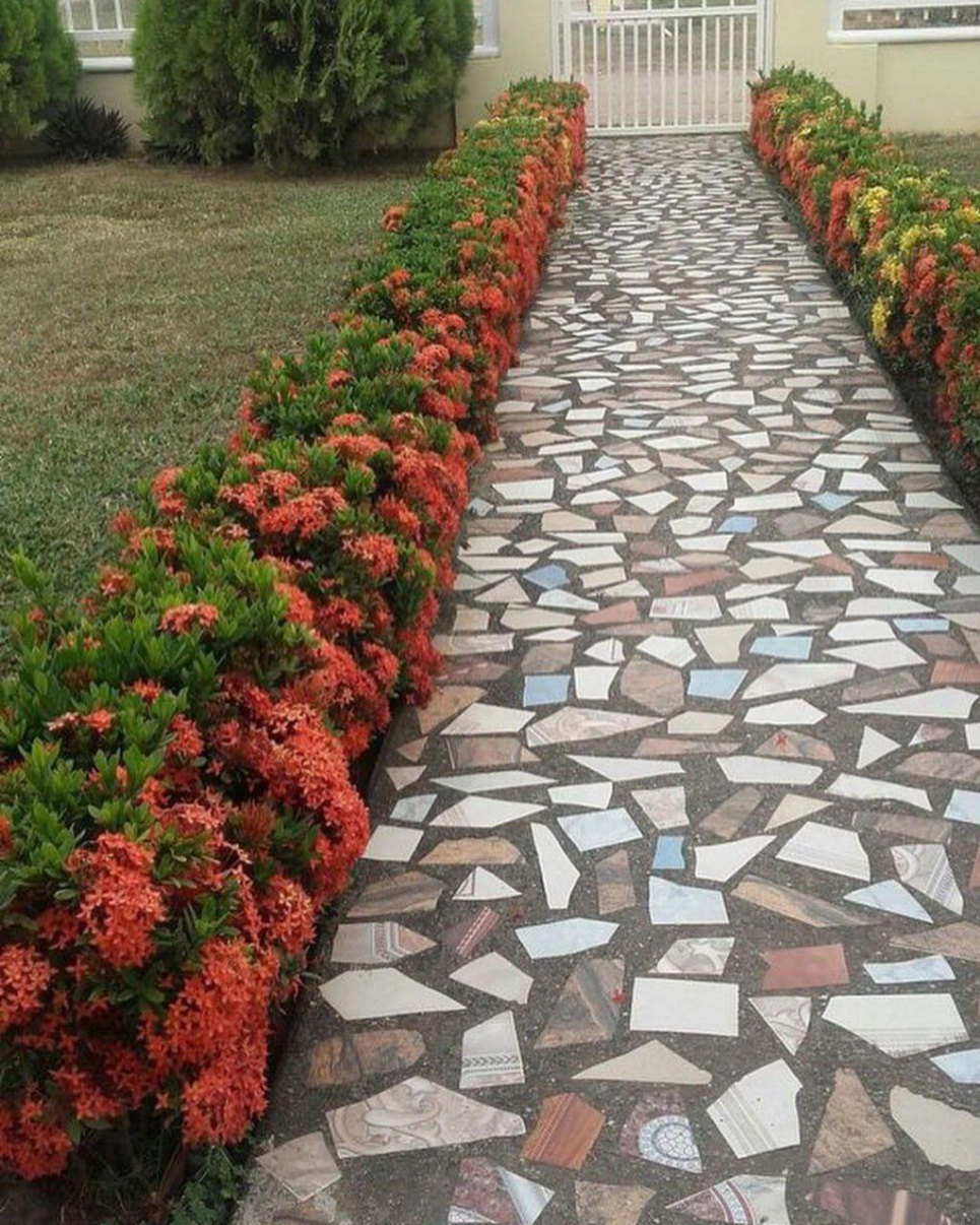 Клумби вздовж доріжок — красиво та практично (ФОТО) Фото: Телеграм-канал «Садівник»