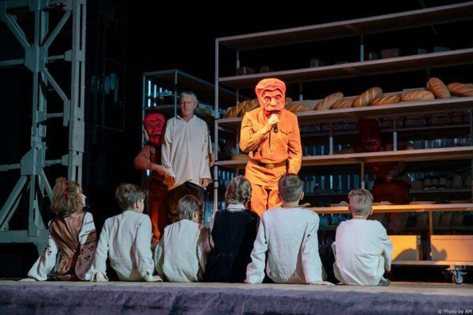 «Зерносховище»: у Національному академічному драмтеатрі ім. Лесі Українки показали виставу про Голодомор  Зерносховище: вистава про Голодомор