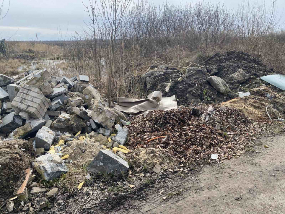 В Житомире ГЭИ обнаружила у реки стихийную свалку (ФОТО) Стихийная свалка в Житомире