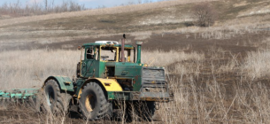 Трактор на дистанционном управлении, Долина, Донецкая область. Фото: Суспільне Донбас