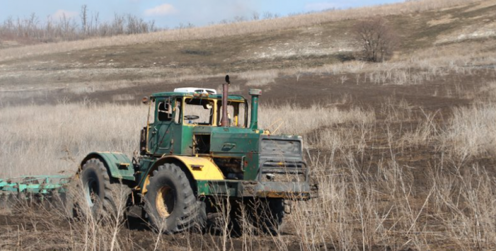 Трактор на дистанційному керуванні, Долина, Донецька область. Фото: Суспільне Донбас