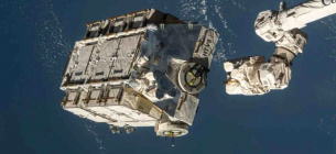 Піддон EP-9 із батареями був помічений незабаром після викидання з МКС у 2021 році. Фото: NASA.