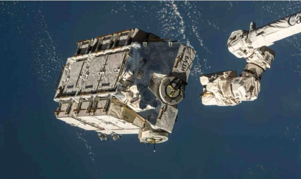 Піддон EP-9 із батареями був помічений незабаром після викидання з МКС у 2021 році. Фото: NASA.