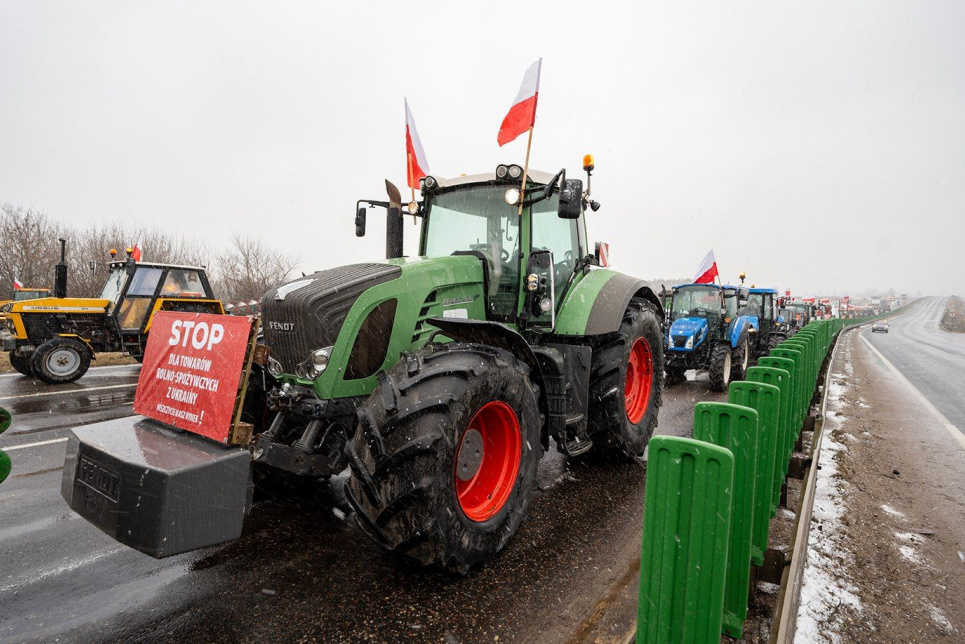 Польские фермеры продолжают блокировать 3 пункта пропуска, в очередях - 1400 грузовиков Польские фермеры продолжают блокировать границу