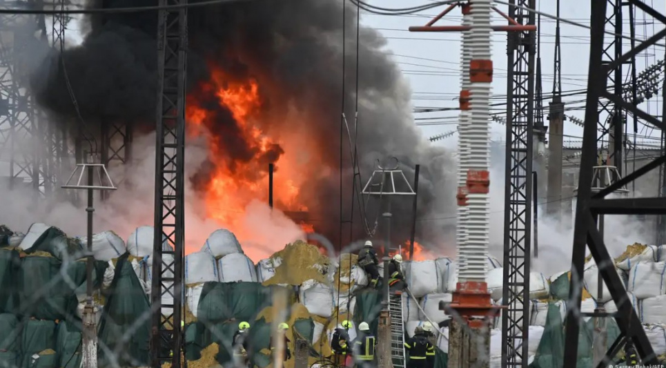 «План із занурення України у темряву не спрацює»: ЄС направив в Україну понад півтори сотні генераторів Харківська ТЕЦ після прильоту, 22 березня 2024 року. Фото: Sergey Bobok/AFP