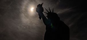 Статуя Свободи під час сонячного затемнення на острові Свободи в Нью-Йорку, США, 8 квітня 2024 року. Фото: Reuters
