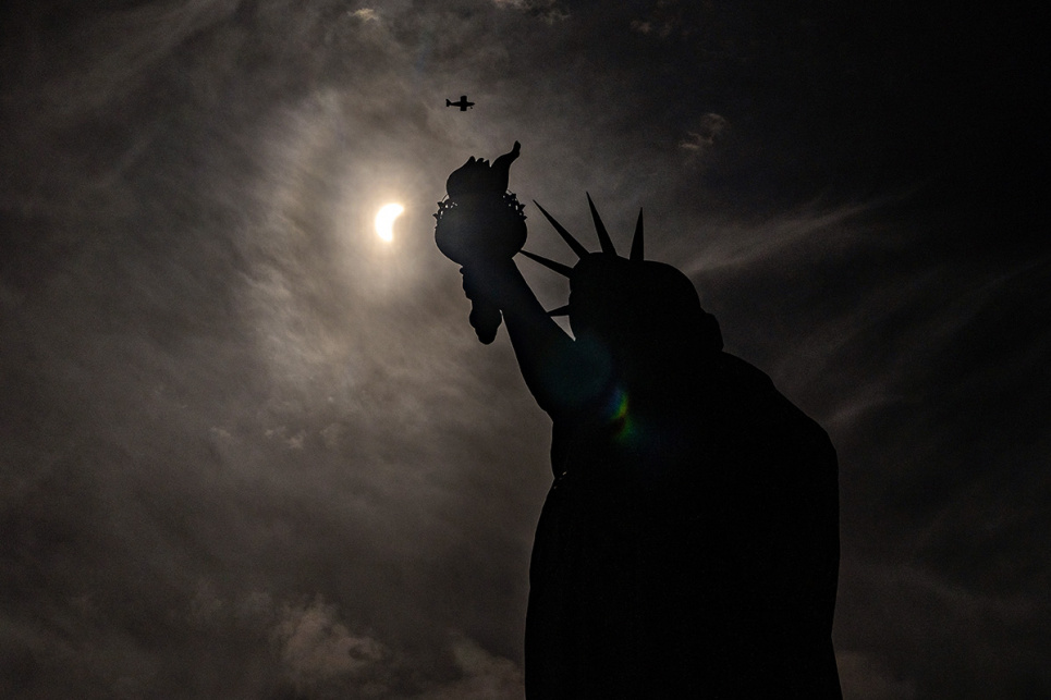 Статуя Свободи під час сонячного затемнення на острові Свободи в Нью-Йорку, США, 8 квітня 2024 року. Фото: Reuters