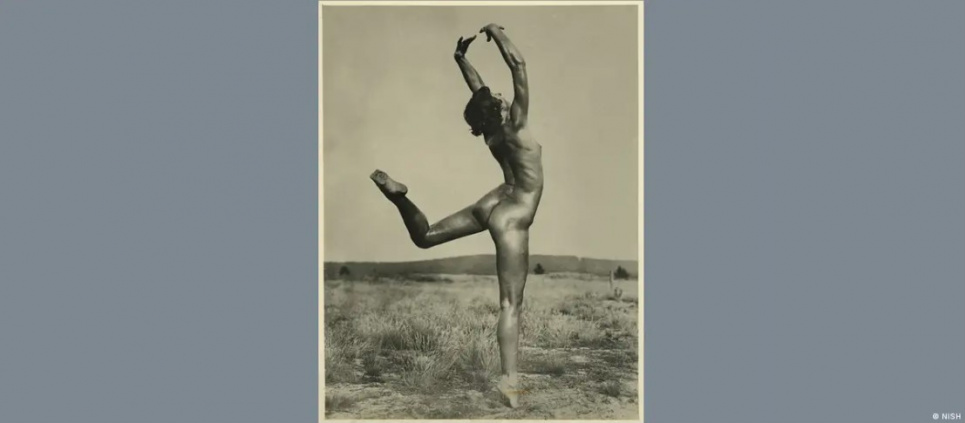 Знімок оголеної жінки під час гімнастики на березі моря (1920-і роки) — один з експонатів виставки в Ганновері. Фото: NISH