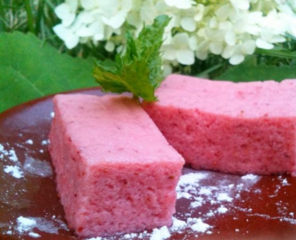 Десерт «Полуничні хмари» — просто тане в роті Фото: «Їжа легко»