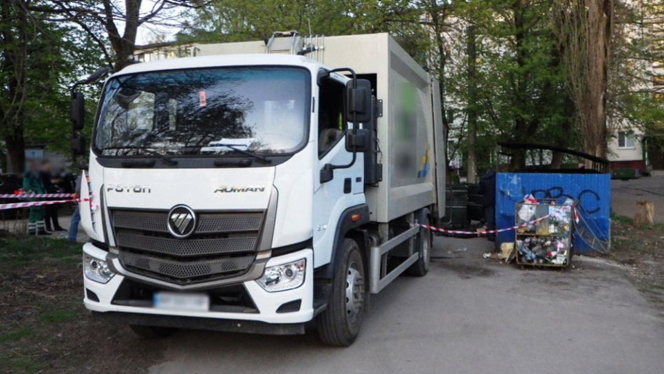 Чоловік загинув під пресом сміттєзбирального автомобіля Чоловік загинув під пресом сміттєзбирального автомобіля
