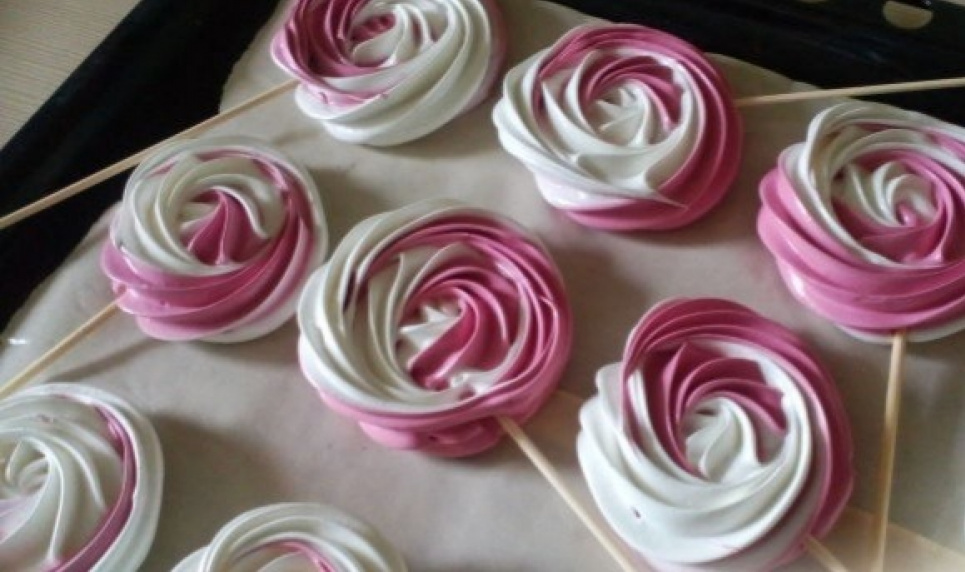 Безе на паличці (швейцарська меренга) — простий і оригінальний десерт лише з чотирьох інгредієнтів Фото: «Їжа легко»