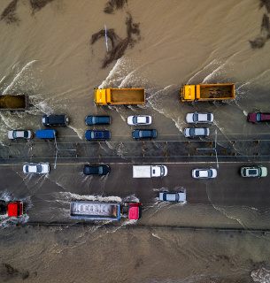Затоплені автомобільні дороги у Петропавловську, Казахстан, 13 квітня 2024 року. Фото: Reuters