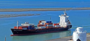 В порт Большой Одессы зашел "настоящий" контейнеровоз из Китая