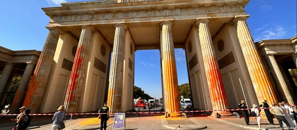 Бранденбурзька брама, облита помаранчевою фарбою активістами руху «Останнє покоління». Фото: Paul Zinken/dpa/picture alliance