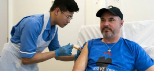 На фото один із перших пацієнтів, які випробували на собі нову вакцину, Стів Янг