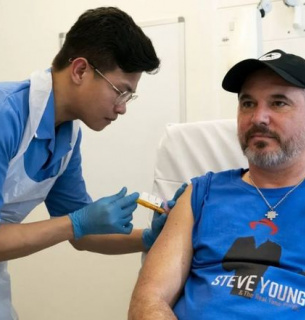 На фото один из первых пациентов, испытавших на себе новую вакцину, Стив Янг
