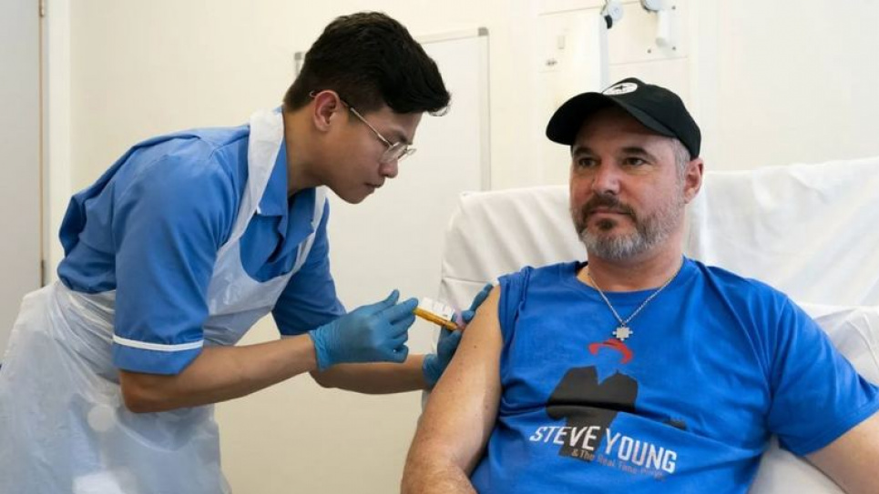 На фото один із перших пацієнтів, які випробували на собі нову вакцину, Стів Янг