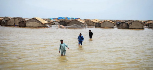 Понад 80 % збитків, завданих екстремальними погодними умовами в Азії, були спричинені повенями і штормами, згідно зі звітом ООН. Фото: Husnain Ali/AFP/Getty Images