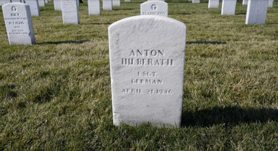 Датский мастер создает экологичные надгробия  Susan Walsh/Copyright 2024 The AP.