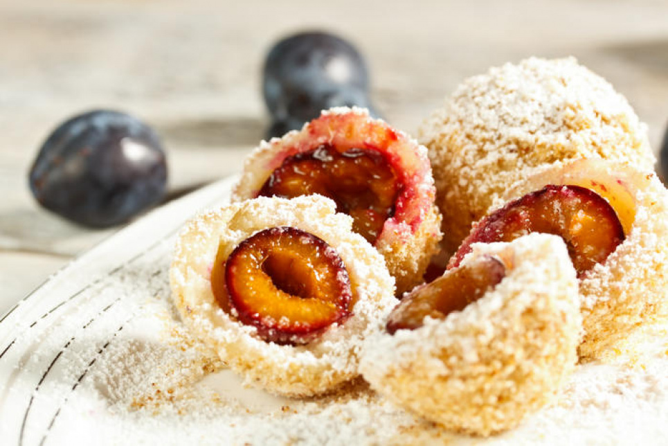 М’ясні кнедлі, фаршировані сливами, у сметанному соусі «насолода» М’ясні кнедлі, фаршировані  сливами