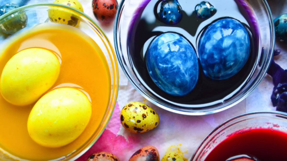 Фарбування яєць натуральними продуктами на Великдень