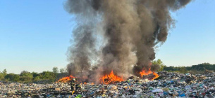 На сміттєзвалищі поблизу Чопа в пожежі постраждав чоловік.
Фото: ДСНС