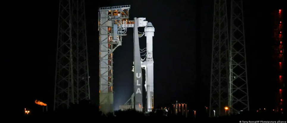 Усього за дві години до старту NASA скасувало перший запуск пілотованого корабля Starliner Корабель Starliner після скасування запуску. Фото: Terry Renna/AP Photo/picture alliance