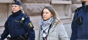 Грета Тунберг у супроводі поліцейських після затримання біля будівлі парламенту Швеції у березні 2024 року. Фото: Samuel Steen/AFP/TT News Agency