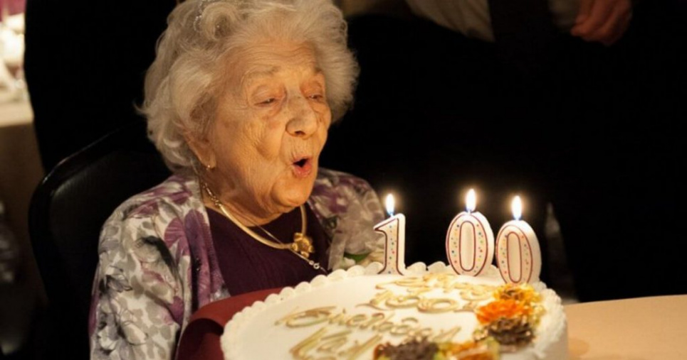 Секрет долголетия: 3 продукта, которые ел каждый день самый старый человек в мире Секрет долголетия Самая старшая в истории женщина Жанна Луиза Кальман