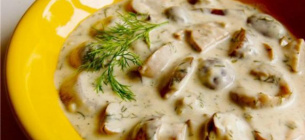 Білі гриби у сметанному соусі з овочами