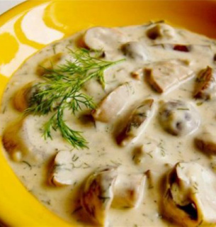 Білі гриби у сметанному соусі з овочами
