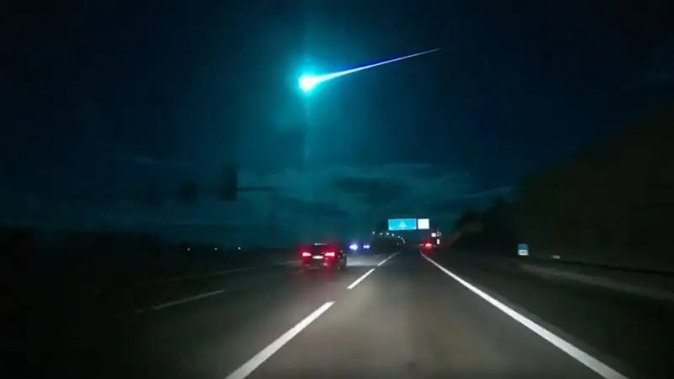 Необычный метеор с синим свечением осветил небо над Португалией и Испанией Необычный метеор осветил небо над Португалией и Испанией