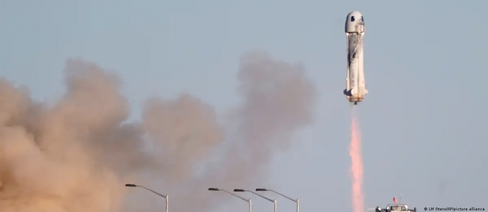 Туристи знову в космосі: компанія Blue Origin відновила відправлення Запуск ракети New Shepard у Техасі у 2021 році. Фото: LM Otero/AP/picture alliance