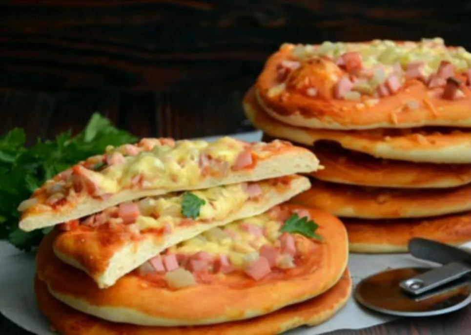 Пиццы «Школьные» с вареной колбасой, маринованными огурцами и сыром Фото: «Еда легко»