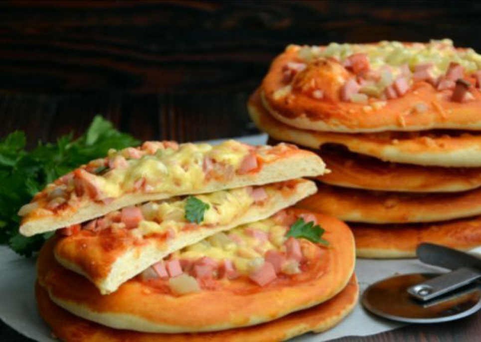 Піци «Шкільні» з вареною ковбасою, маринованими огірками та сиром Фото: «Їжа легко»