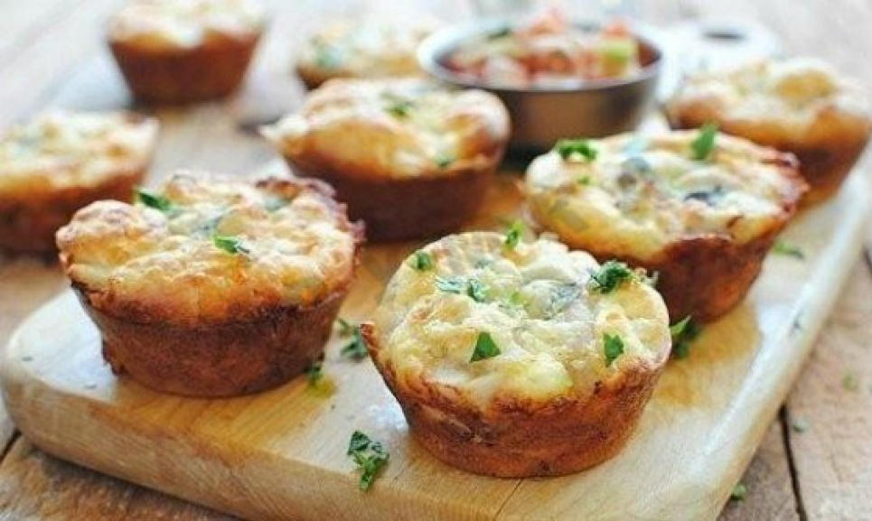 Сырные кексы на перекус за 10 минут: вкусная идея для выпечки Сырные кексы Идея выпечки Рецепт приготовления Вкусная закуска