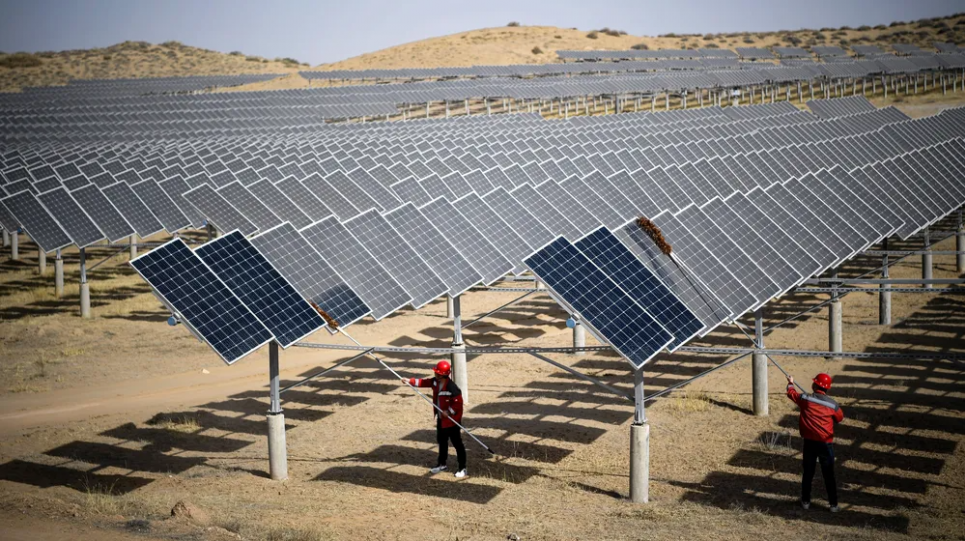 Викиди CO₂ в Китаї впали вперше після пандемії коронавірусу — дослідження На фотоелектричній електростанції в Іньчуані працівники витирають пил із фотоелектричних панелей після вітряної погоди. Фото: Wang Peng/XinHua/dpa