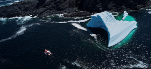 Туристичний човен біля айсберга, який дрейфує на південь Лабрадорським морем із Гренландії, Сен-Лунер-Гріке, Ньюфаундленд, Канада, 27 травня 2024 року. Фото: Reuters