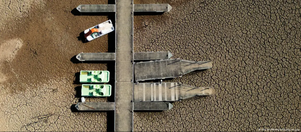 Вибори до Європарламенту вплинуть на захист клімату — багато європейців недооцінюють ризики, кажуть експерти Пересохле русло річки. У Європі все частіше періоди посухи та аномальної спеки. Фото: PAU BARRENA/AFP/Getty Images