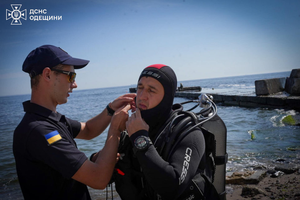 Дівчину хвилею змило в море, водолази продовжують пошуки