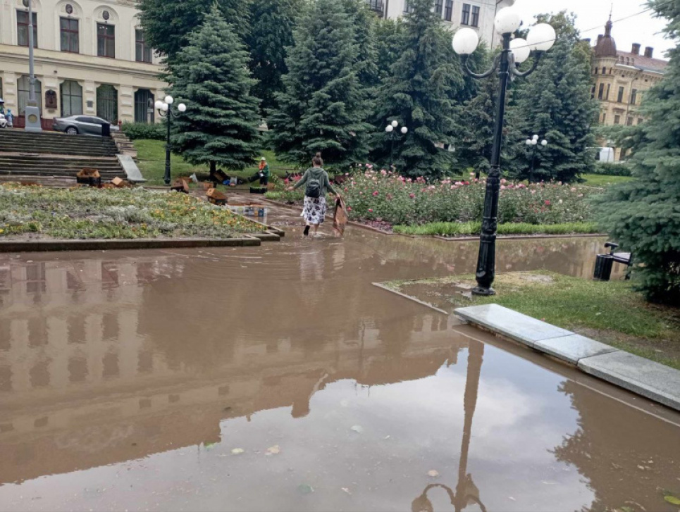 Затопленные улицы, изуродованные деревья: непогода наделала беды в Черновцах Затопленные улицы, изуродованные деревья: непогода наделала беды в Черновцах