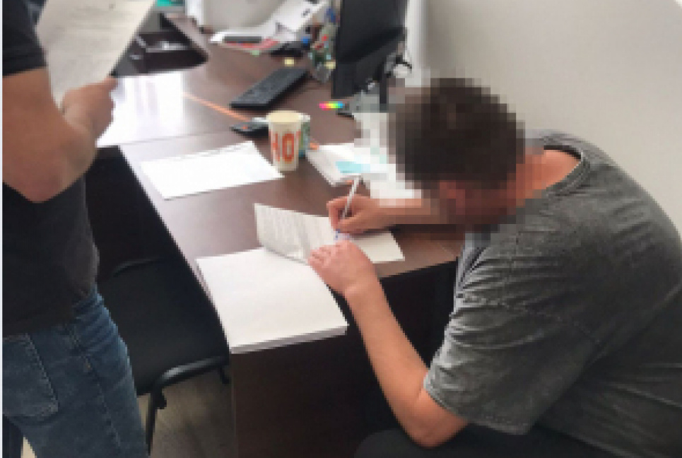 На Буковині ДБР викрило посадовців, які організували незаконну рубку лісу на майже 4 млн грн Посадовці організували незаконну рубку лісу на майже 4 млн грн. Фото: ДБР
