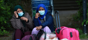 Дві жінки, евакуйовані з Вітрі-сюр-Сен, чекають зі своїми речами на реєстрацію в асоціації для перевезення в інше місце. Фото: Emmanuel Dunand/AFP/Getty Images