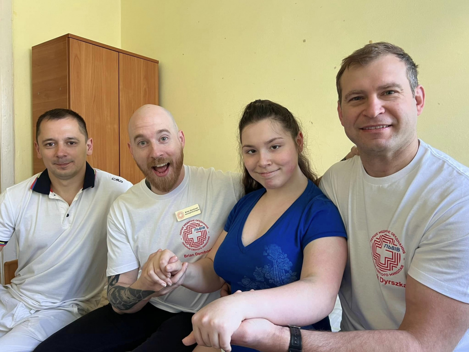 У Львові медики провели унікальну операцію важкої форми сколіозу: хребет 15-річної дівчинки викривився на 90 градусів